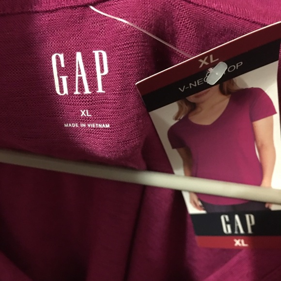 Women’s XL Gap v-neck tee - Picture 2 of 3